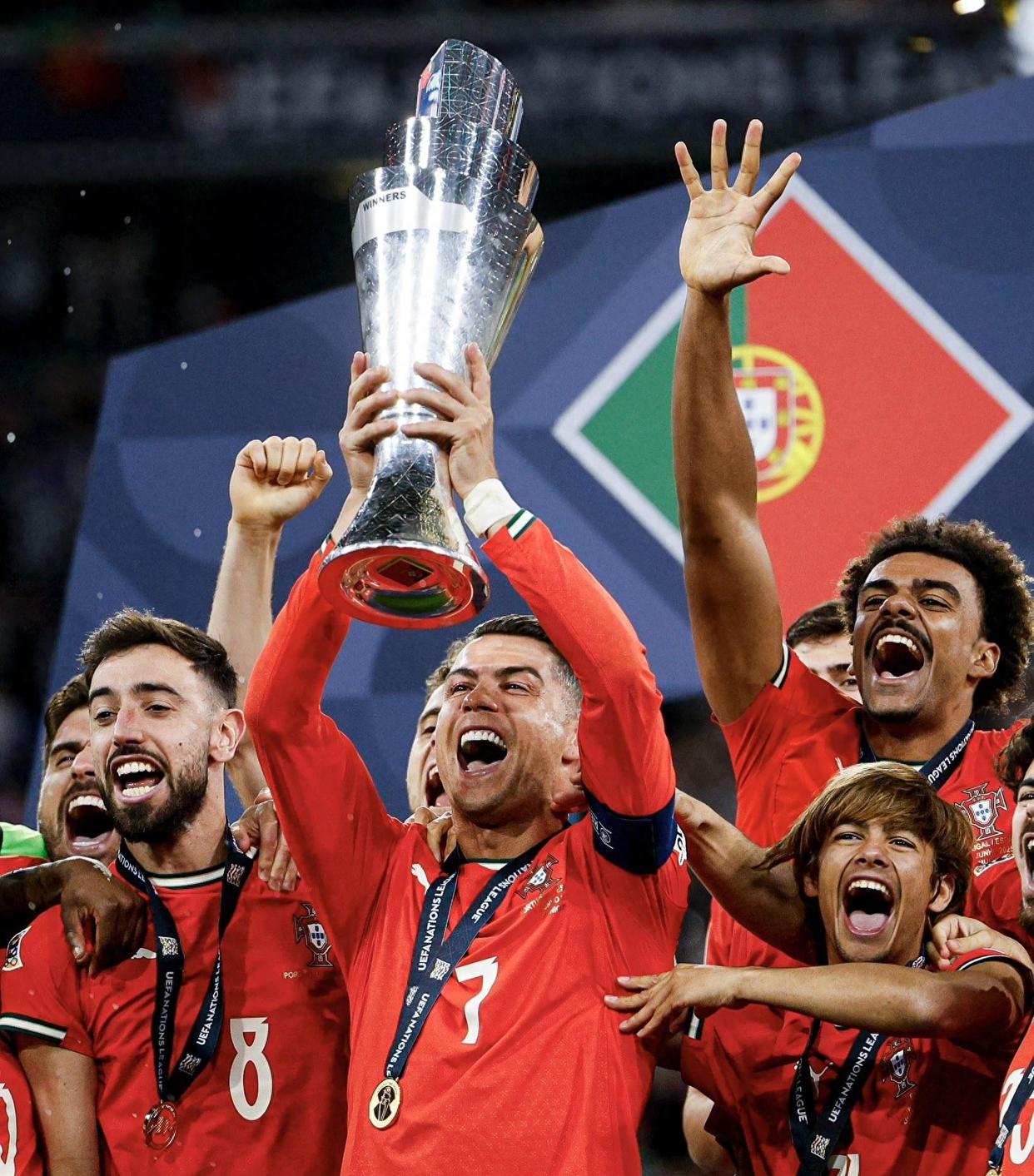 包含C罗与40激战德国队分钟，领先优势明显胜负难料！，塔图姆焦点对战气势如虹延续的词条